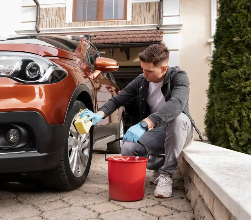 Lavage auto à domicile Le Chalon : professionnel intervenant sur un véhicule